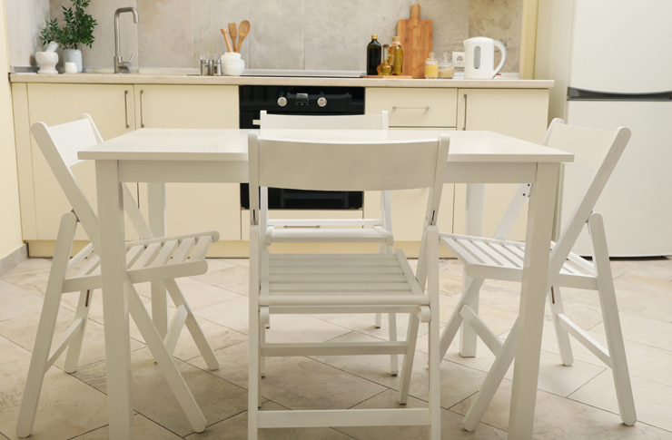 Dining area comprising a table and folding chairs.